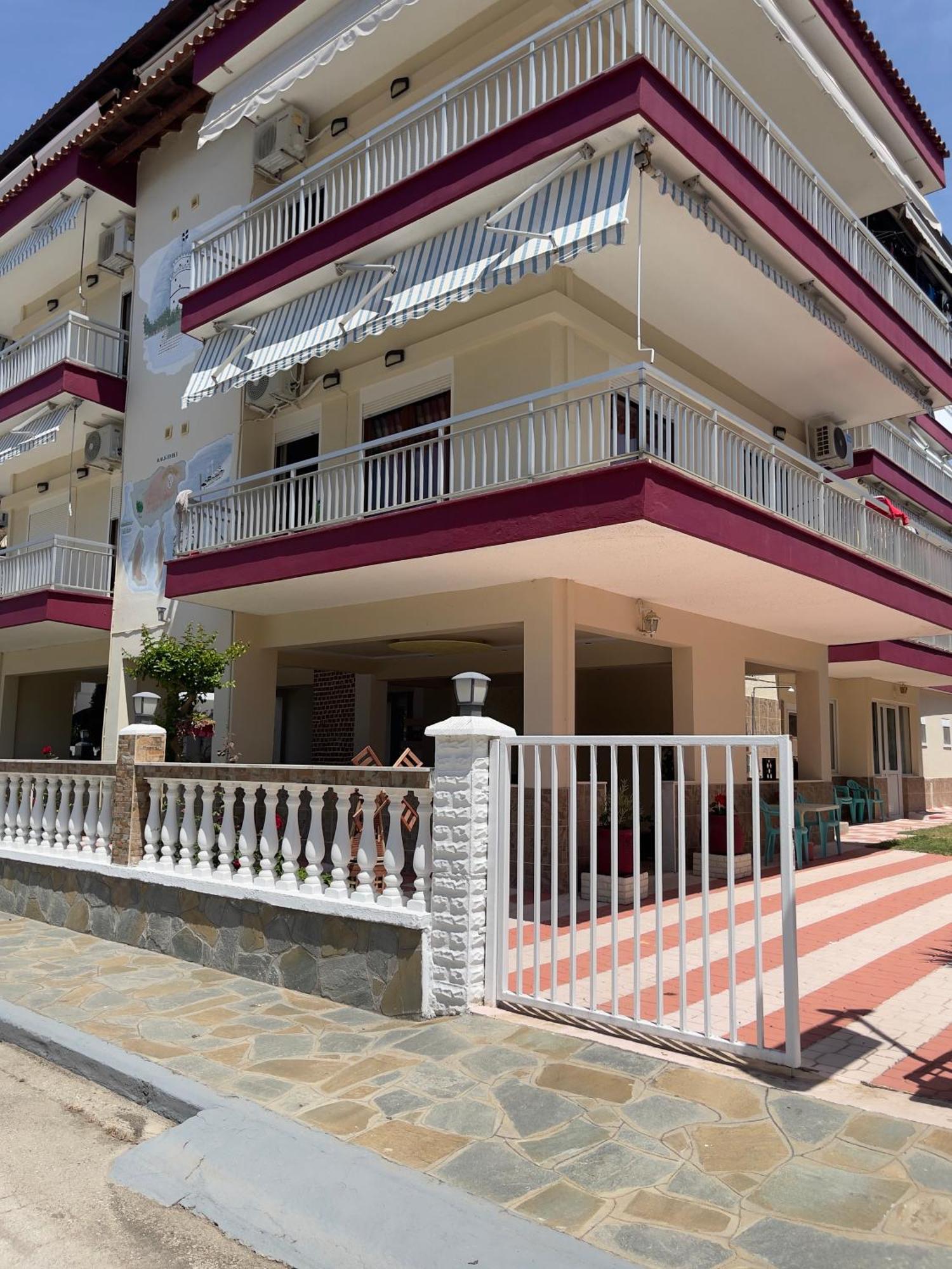 Niki Apartments Paralia Dionisiou Eksteriør billede